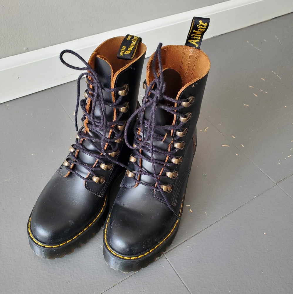 Doc Marten Leona vintage smooth leather women's size 5 boots.